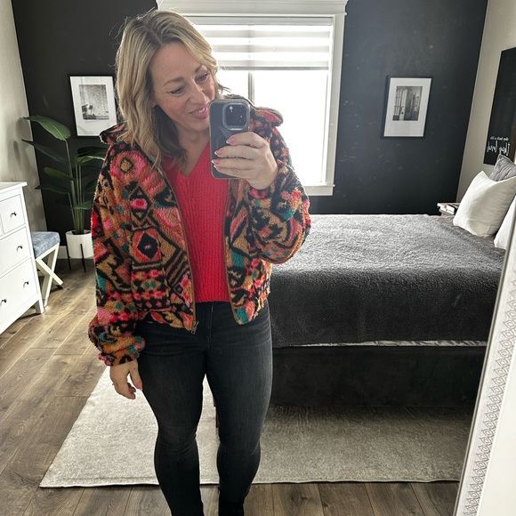 Meet your Posher, Shelly, who's a minimalist at ❤️ - Picture 3 of 4